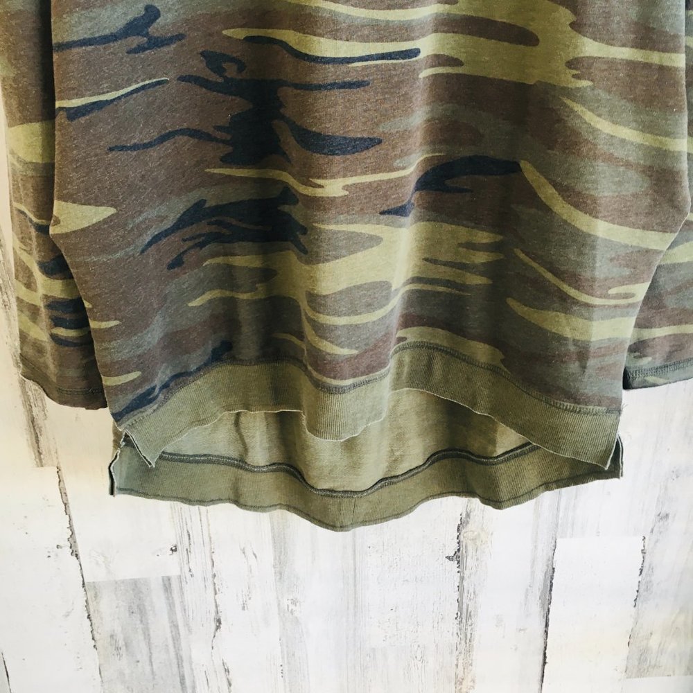 NWT Z Supply Camo Sweatshirt The Weekender Distressed Boho Side Slits S - Picture 3 of 13
